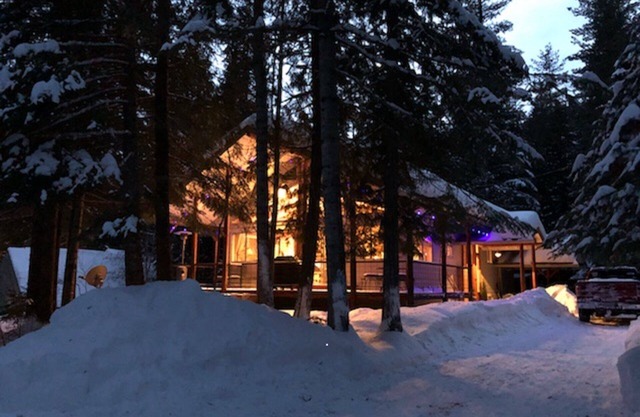 Cabine au bord du lac pour les familles avec plage et bateau.