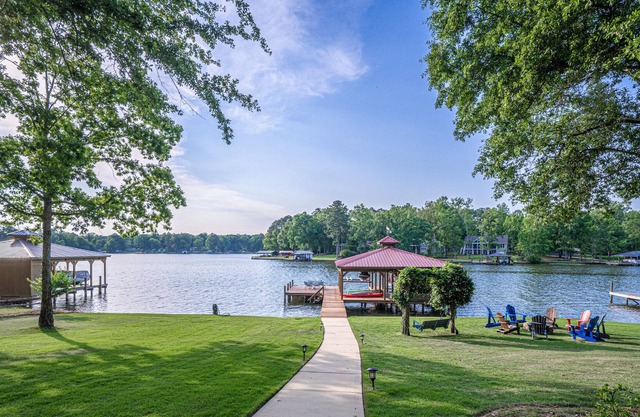 Idyllic, family-friendly lake front home with EPIC sunset views and bunk room!