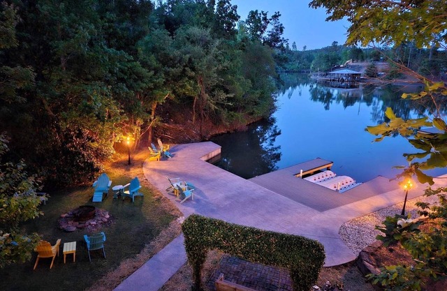 Family friendly, Lake Martin getaway.....Close to Auburn!!!