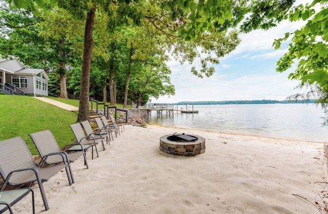 Family-Friendly Lake Wylie House: 3BR Retreat Sleeps 14 for the Perfect Getaway