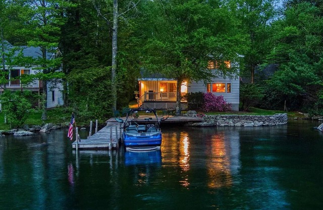Family friendly lakefront house with dock - minutes from skiing!