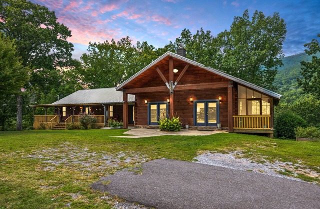Family-Friendly Lodge: Rustic Charm, Near Chattanooga!