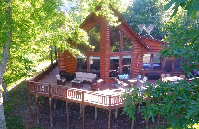 La maison en bois rond conviviale offre une vue imprenable sur le lac depuis l'immense terrasse!