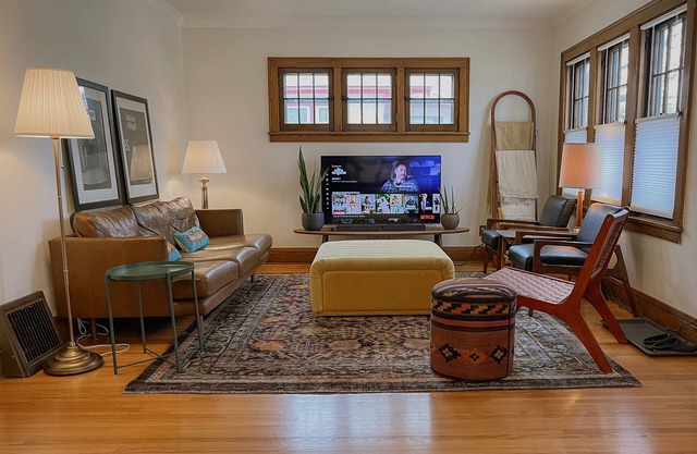 Family-Friendly, Main Level BDR, 5 Min to Downtown, Walk to Dine!