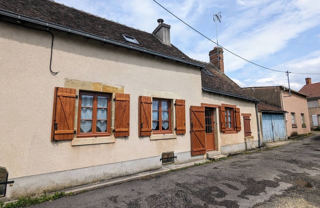Maison de Bourg Rénovée avec Jardin et Salle de Jeux à Levroux