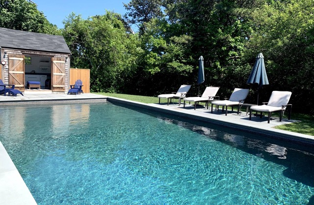 Piscine chauffée, grande cour privée et accessible à pied en ville!