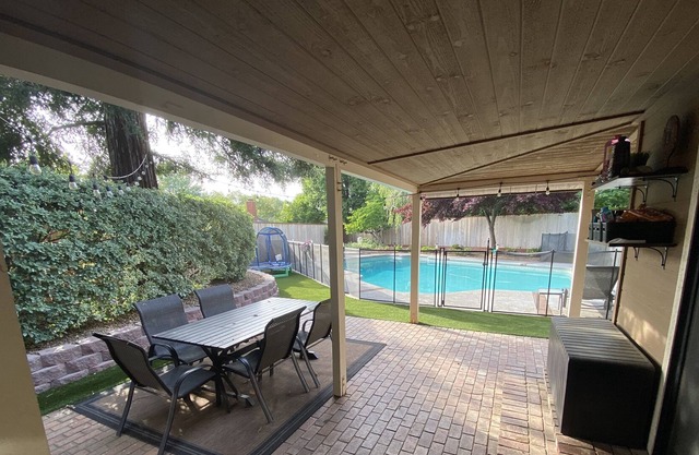 Family friendly on cul-de-sac w/ pool! Close to CSU Chico, perfect for grad wknd