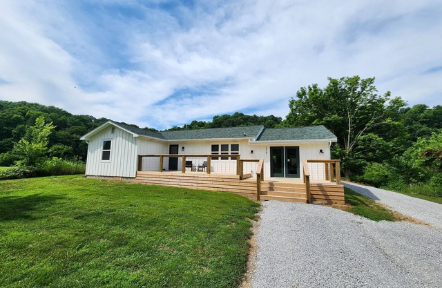 Family-friendly, playroom w/ air hockey & arcade games, hot tub, mountain views!
