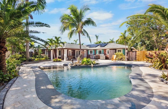 Casa Flamingo: Family-Friendly Retreat with Heated Pool, Near Anna Maria Island!