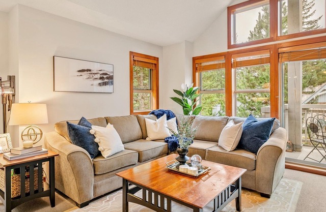 Family friendly, ski-in, hot tub, private patio, 3 bdrms, sleeps 8, by Superhost