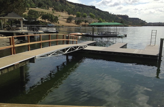 Favorables à la famille du Sud Tulloch Lake Waterfront Accueil w / Embarcadère