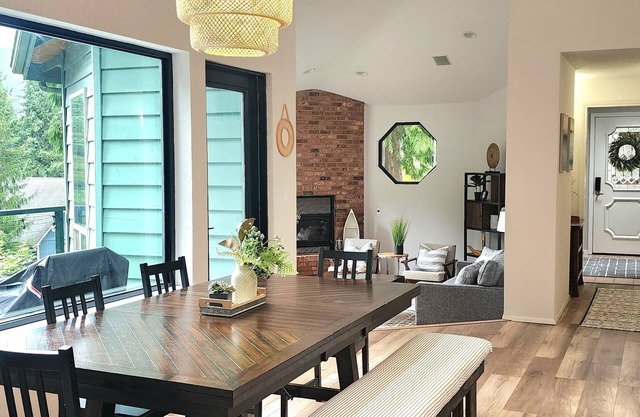 Serene Lakeview Getaway to Unwind