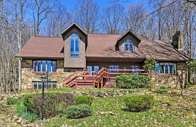 Family-Friendly Terra Alta Home w/ Lake View!