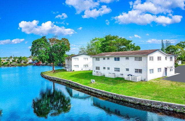 Renovated Condo - Sleeps 11 - Palm Wave Stays