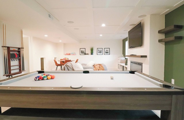 Family Friendly Private Deck & Fire Pit Pool Table Gym EV Grill Sleeps 12