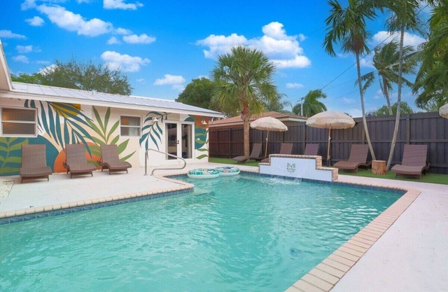 Heated Pool. Waterfall. Game Room. Central Location. Family Friendly. Sleeps 10