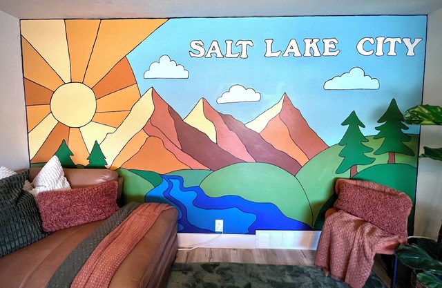 Family friendly! Hot Tub, 3 King Beds. Fire Pit. Minutes to airport/downtown.
