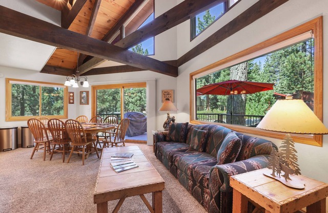 Cozy South Lake Tahoe Chalet Près céleste