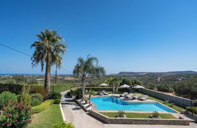 Family friendly Villa with Private Pool, Kids play area, Ping pong table and BBQ