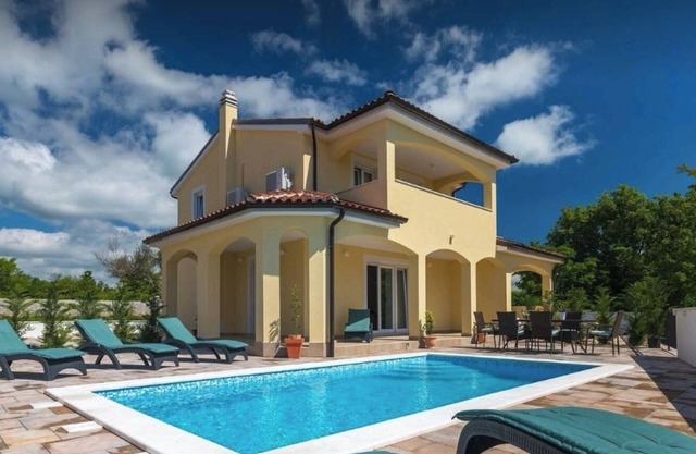 Family-friendly villa in a quiet location with heated pool