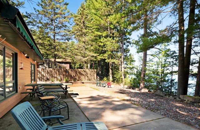 Lodge au bord de l'eau pour familles avec dock, foyer et baril de sauna en plein air!