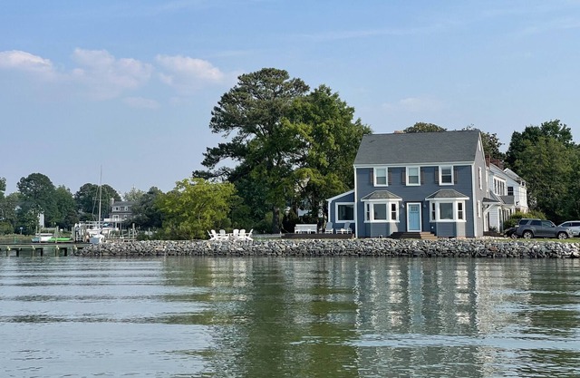 Family-friendly waterfront home! Amazing views, kayaks, fire pit, boating & more