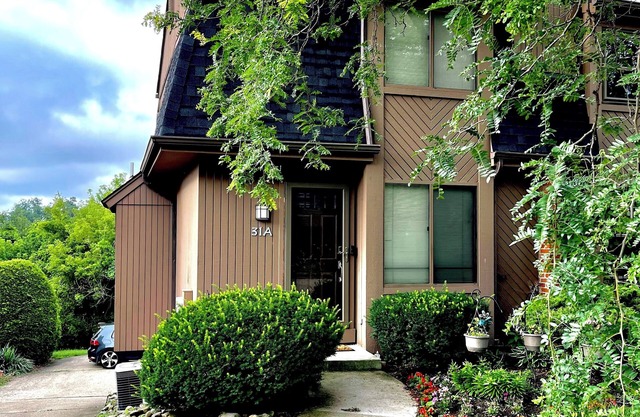 Peaceful suburb Townhouse 🔹Crib & Parking – Near Downtown