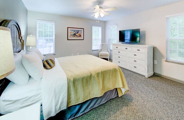 Family & Friends Getaway! 3x2BR Units, Minutes to Beach, Kitty Hawk Pier, Golf