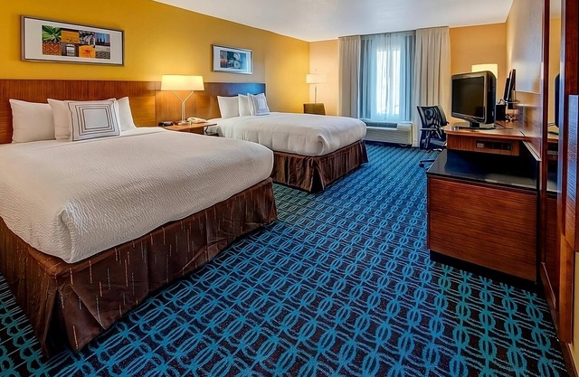 Family & Friends Getaway! 3 Spacious Units, Free Hot Breakfast, Free Parking!