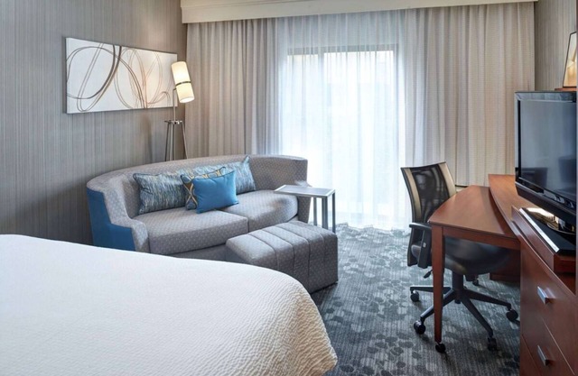Family Fun at Milwaukee County Zoo! Pet-friendly Property, Indoor Swimming Pool!