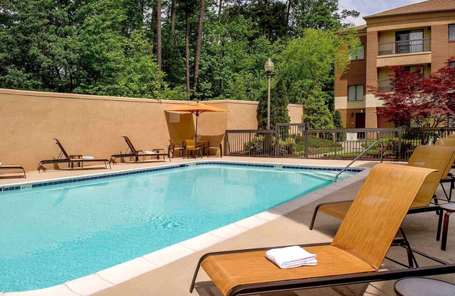 Family fun at Weaver Street Park! 3 Pet-friendly Units, FREE Parking, Pool!