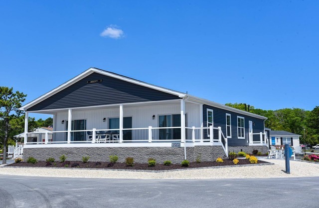 Family fun-beach, marina, pools, pet friendly!