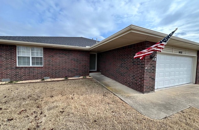 Family Fun! Games, 1G Fast WiFi, 1 King, 2 Queens, & Sofabed, Sleeps 8 in Rogers
