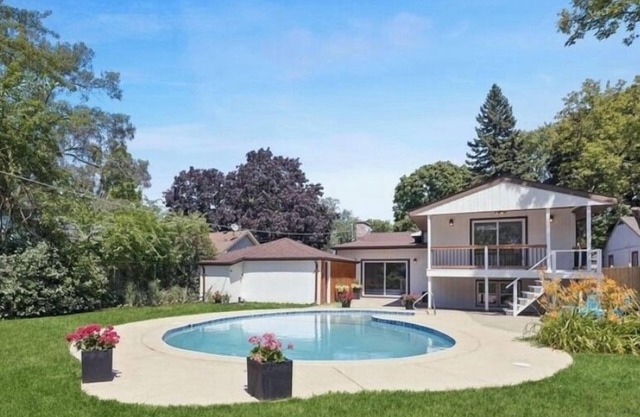 Family fun-house w/POOL & Game Room, 5 min from Airport and Rosement attractions