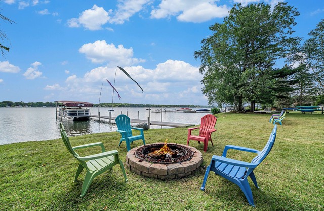 Family Fun on Otsego Lake - HUGE yard, kayaks, paddleboards, zip line and more!