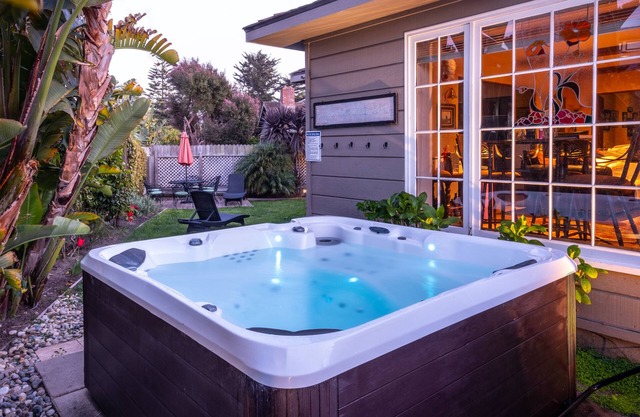 Plaisir en famille! Le charme de l'ancien monde, le bain à remous + The Perfect West Side Santa Cruz Locatio