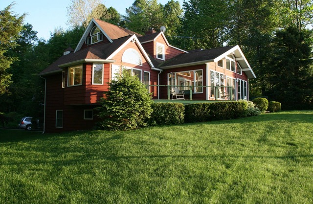 En famille, évadez-vous dans ce charmant chalet sur 600 pi de lac