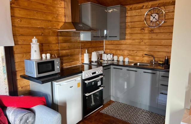 Family getaway Cabin with hot tub located on private owners land