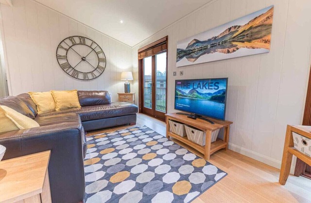 Family getaway in this lovely Lakeland lodge with private parking and patio