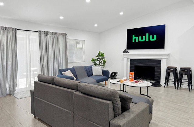 Modern Home for Large Families near Disney & Knotts