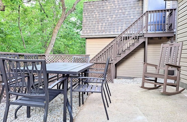 Family getaway nestled in the trees! Close to SDC