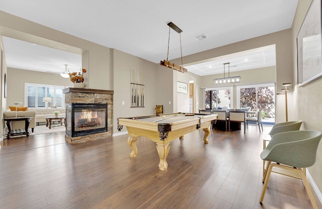Family Getaway Single Story Home Pool Table 4BR 5 Queens 12 Miles to The Strip