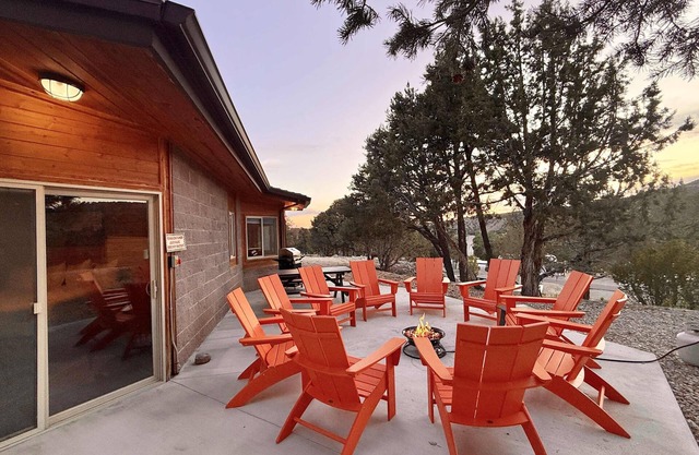 Family home near Zion w/resort pool & pickleball