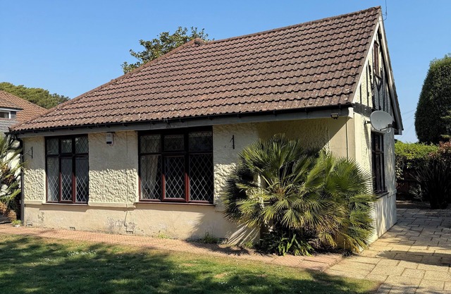 Family Home on a secluded plot *5 minute drive to Sanbanks/Branksome Beaches*