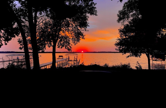 Family home with large yard on the shores of Spirit Lake - amazing sunsets!