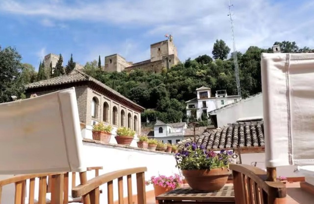 Family house with garden and swimming pool in front of the alhambra