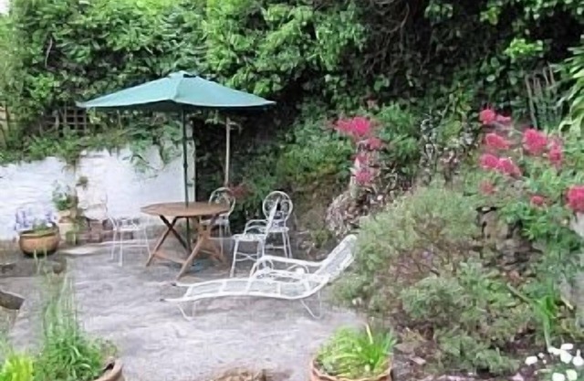 Family House, Grand Jardin, Terrasse ensoleillée, à 100 verges à la plage.