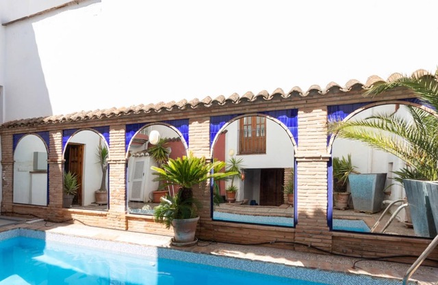Maison familiale avec 5 chambres, piscine et terrasse avec vue.