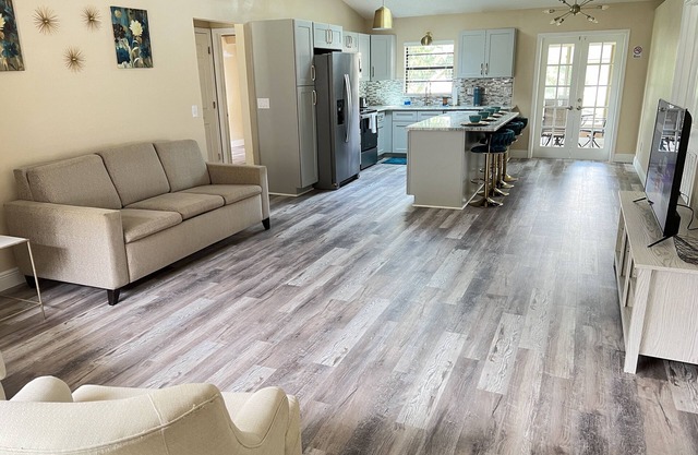 Family in style Island Living 10 minutes from beach and Pier
