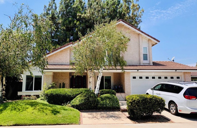 Family, kid and dog friendly, Fenced yard, 3 bed, 3 bath.